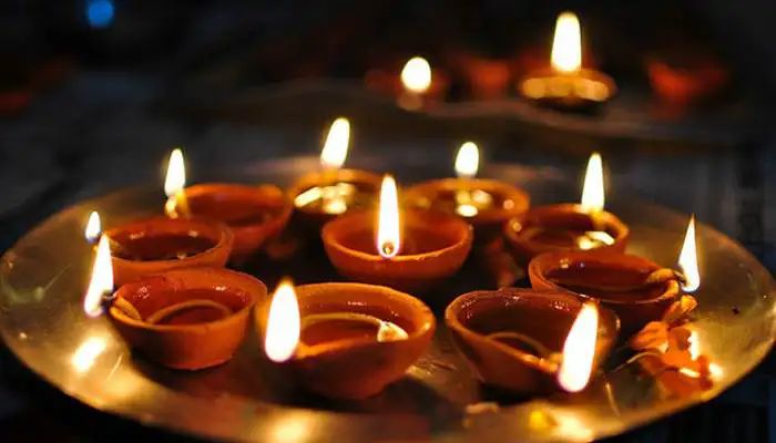 You are currently viewing चातुर्मास – महिमा दीप पूजेचा आणि दीप दानाचा – अरुण गोखले