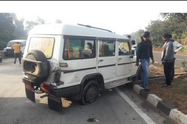 You are currently viewing मुंबई-गोवा महामार्गावर बोलोरे गाडीचा टायर फुटून अपघात..