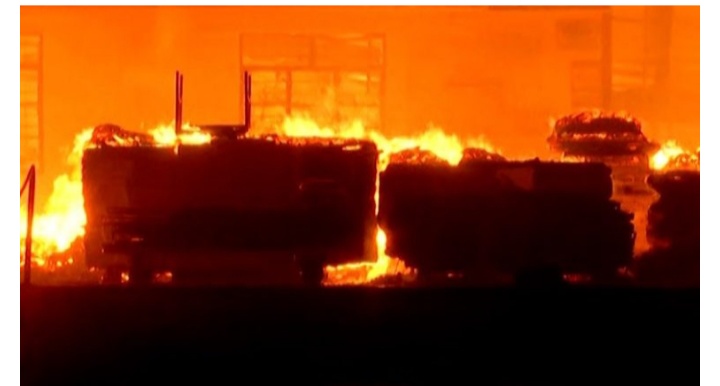 You are currently viewing एमआयडीसीमध्ये भीषण आग, प्लायवूडमुळे आगीवर नियंत्रण मिळवण्यात अडथळे…