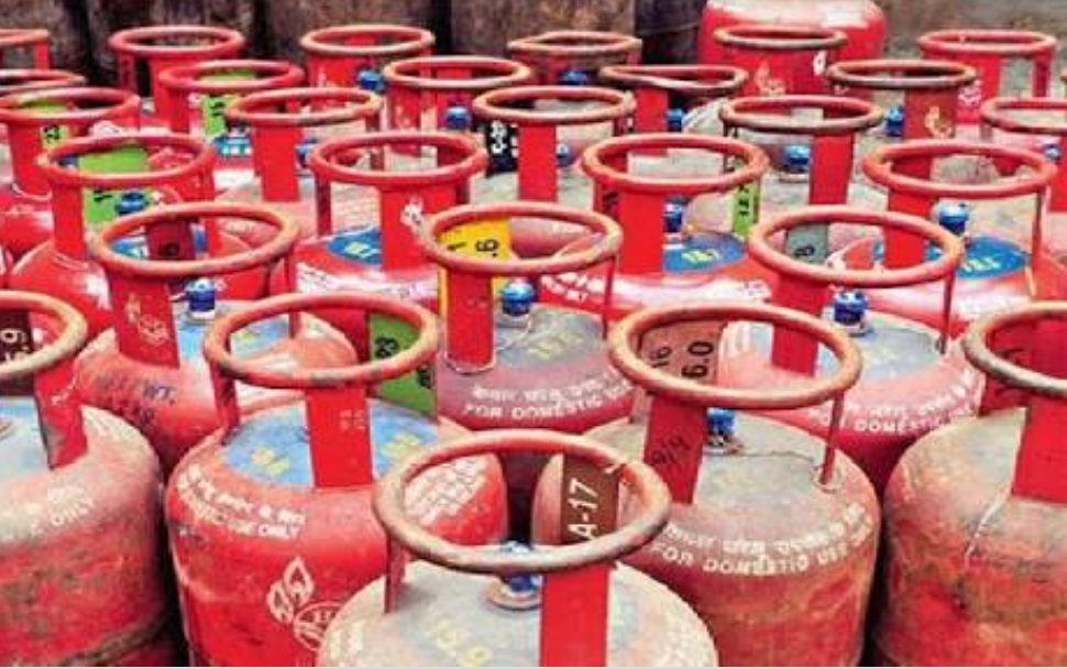 You are currently viewing LPG Cylinder नववर्षात(एल पी जी) गॅस सिलिंडरच्या दरात वाढ