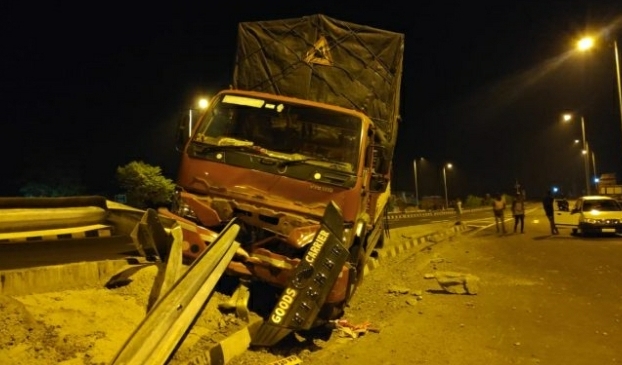 You are currently viewing मुंबई-गोवा महामार्गावर कंटेनर ट्रकला अपघात…