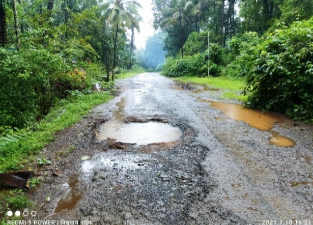 You are currently viewing तांबोळी-असनिये मार्गावर धोकादायक खड्डे