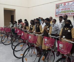 Read more about the article सुरेश प्रभूंच्या पुढाकारातून माजगाव हायस्कूल मधील १० मुलींना सायकल वाटप…