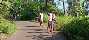 Read more about the article पेंडुर-पराड येथील ग्रामस्थांनी कट्टा काळसे मुख्य रस्त्यावरील दुतर्फा वाढलेली झाडी श्रमदानातून केली साफ