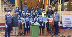 Read more about the article बांदा केंद्र शाळेच्या विद्यार्थ्यांनी केली मंदिर परिसराची स्वच्छता