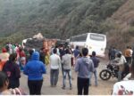 वैभववाडी – करुळ घाटात मिनीबसवर ट्रक पलटी : सोळा महिला बालबाल बचावल्या