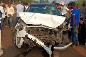 Read more about the article मुंबई-गोवा महामार्गावर दोन वाहनांचा अपघात