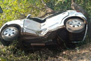 Read more about the article आंबेली येथील कार अपघातात तीन युवक गंभीर जखमी