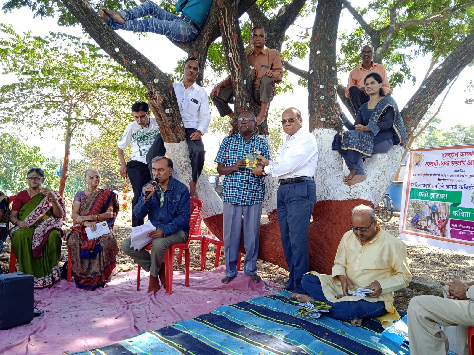 You are currently viewing साहित्य विश्वातील अनोखे कवी संमेलन