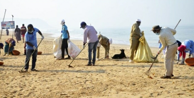 You are currently viewing संत निरंकारी मंडळाने सिंधुदुर्ग जिल्ह्यातील समुद्र किनाऱ्यांवर राबवली स्वच्छता मोहीम