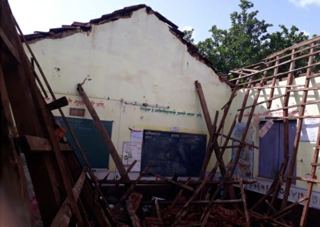 You are currently viewing मडूरेत प्राथमिक शाळेचे छप्पर कोसळले