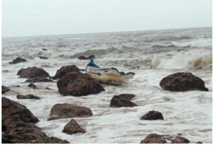 Read more about the article आचरा समुद्रात उधाणामुळे होडी उलटून तीन मच्छीमार समुद्रात फेकले गेले