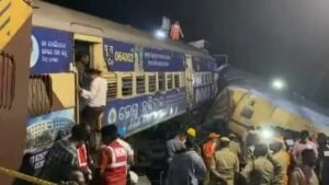 Read more about the article दोन ट्रेनचा भीषण अपघात; 11 जणांचा मृत्यू, 50 जण जखमी