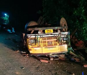Read more about the article कुपेरी घाटीत चिरे वाहतूक करणारा ट्रक पलटी होत भीषण अपघात