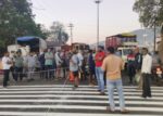 सावंतवाडी शहरात जून्या मुंबई गोवा महामार्गावर टाकलेल्या गतिरोधकांना विरोध
