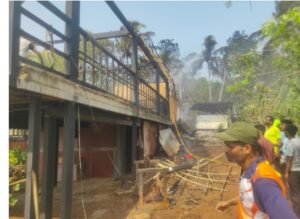 Read more about the article वेंगुर्ले उभादांडा येथील हॉटेल गोलवनला आग लागून लाखो रुपयांचे नुकसान   