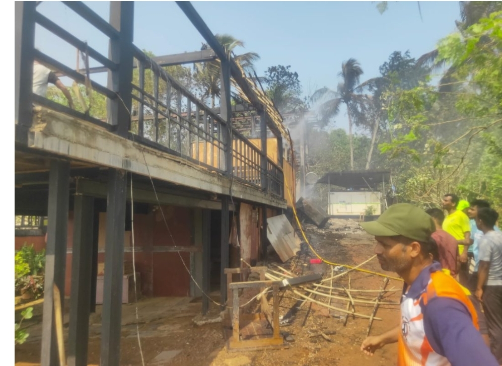 You are currently viewing वेंगुर्ले उभादांडा येथील हॉटेल गोलवनला आग लागून लाखो रुपयांचे नुकसान   