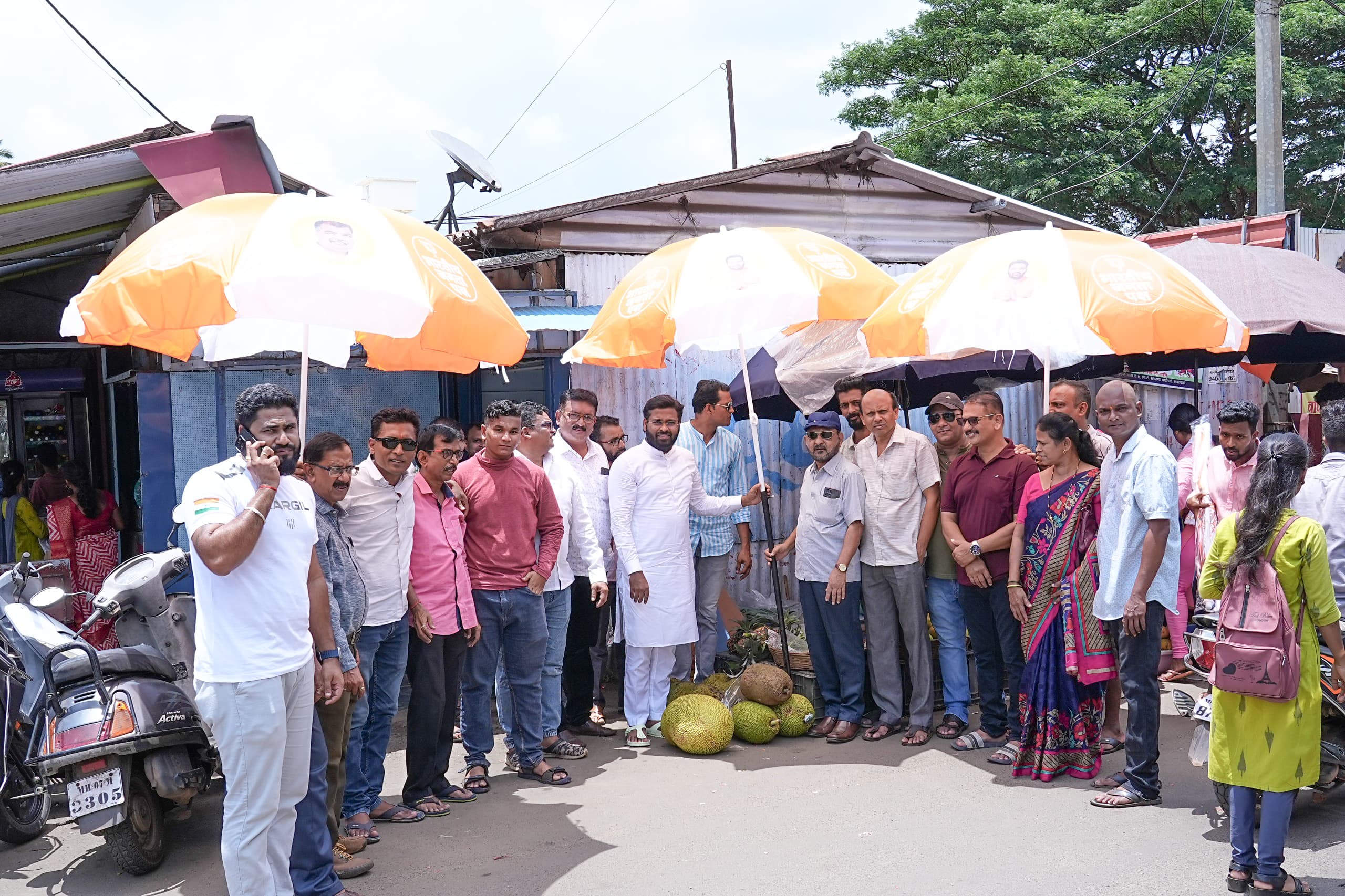 You are currently viewing विशाल परब यांच्या माध्यमातून भारतीय जनता पक्षातर्फे छत्र्यांचे वाटप