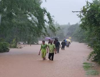 You are currently viewing कडावल बाजारपेठ व रिक्षा चालक मित्रमंडळ यांनी पाळला मानवतेचा धर्म