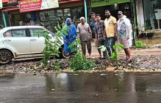 You are currently viewing शहरात मोबाईल कंपन्यांकडून खोदण्यात आलेल्या त्या चरांच्या विरोधात परशुराम उपरकर समर्थक आक्रमक 