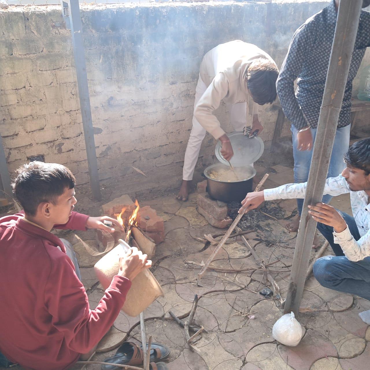 You are currently viewing पाककौशल्यात विद्यार्थिंनींइतकेच विद्यार्थीही सरस