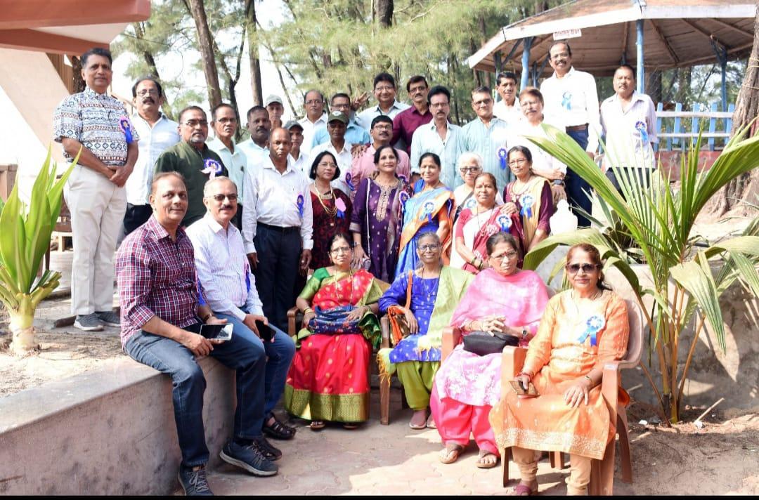 You are currently viewing वेंगुर्ला पाटकर हायस्कूलच्या विद्यार्थ्यांनी पन्नास वर्षांनंतर पुनःभेटीचा अलिकडेच जुळवून आणला योग 