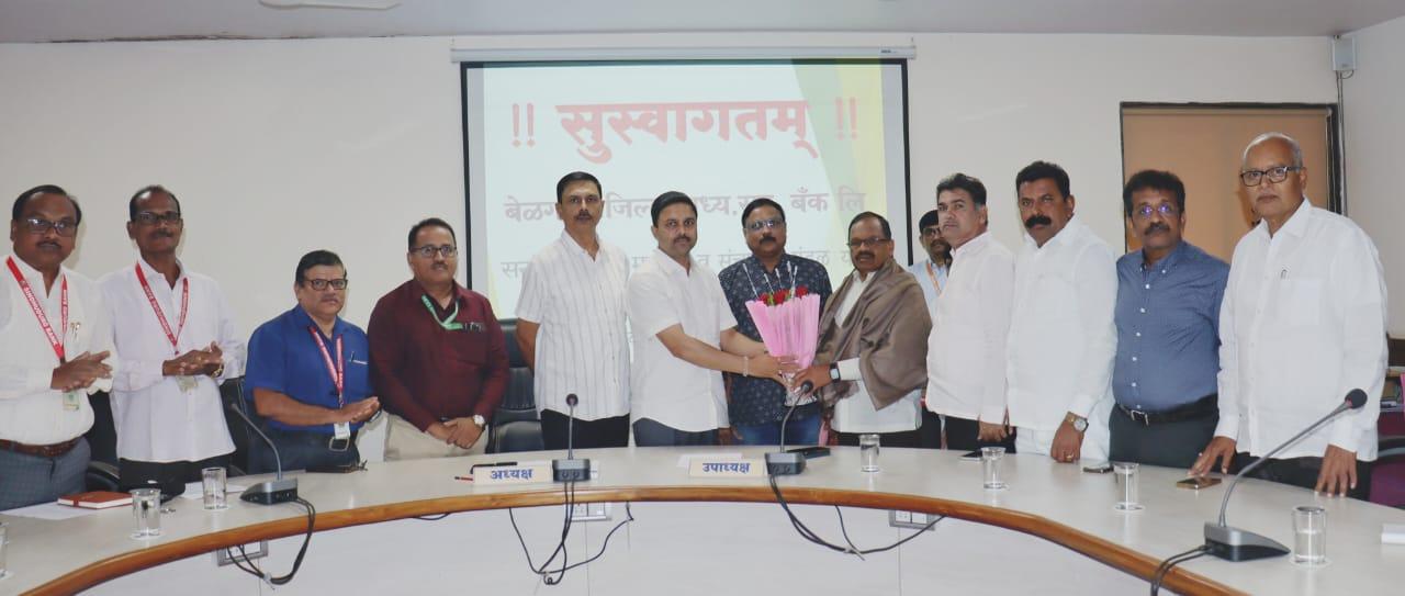 You are currently viewing बेळगांवी जि.म.सह.बँकेचे अध्यक्ष,संचालक व अधिकारी यांची सिंधुदुर्ग जिल्हा बँकेला भेट