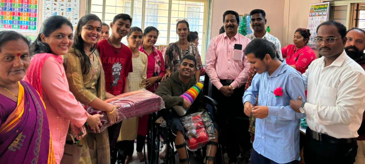 You are currently viewing आर्किटेक्ट सौ.समिता पियुष सावंत हिने आपला वाढदिवस दिव्यांग विद्यार्थ्यान समवेत केला साजरा