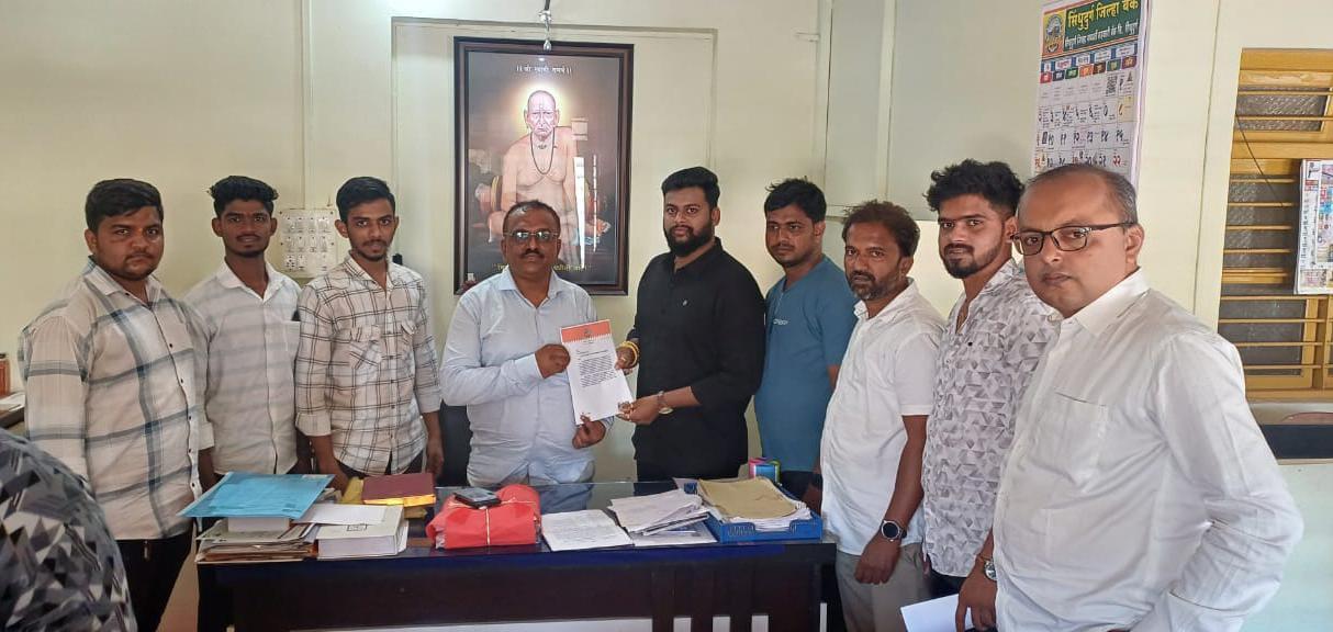 You are currently viewing मनसे कुडाळ तालुक्याची राज्य उत्पादन शुल्क विभाग कुडाळ कार्यालयास धडक.