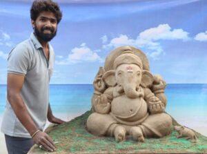 Read more about the article प्रसिद्ध वाळूशिल्पकार रविराज चीपकर यांनी आरवली सोंन्सूरे येथे साकारले गणपतीचे सुंदर वाळूशिल्प..
