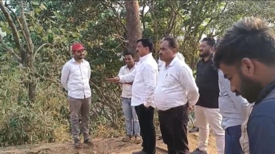 You are currently viewing तिलारी घाटातील संरक्षण कठडा दुरुस्ती कामाचा आमदार शिवाजीराव पाटील यांनी घेतला आढावा 