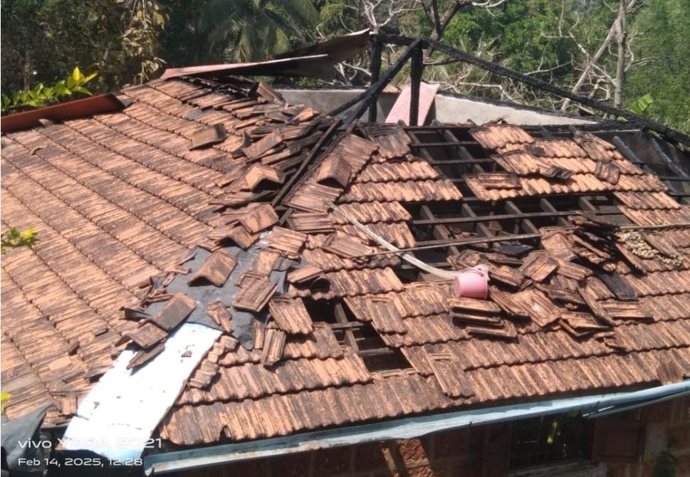 You are currently viewing चीपी कालवंडवाडी येथे शॉटसर्किट मुळे आग लागून घर बेचिराख : लाखोंचे नुकसान