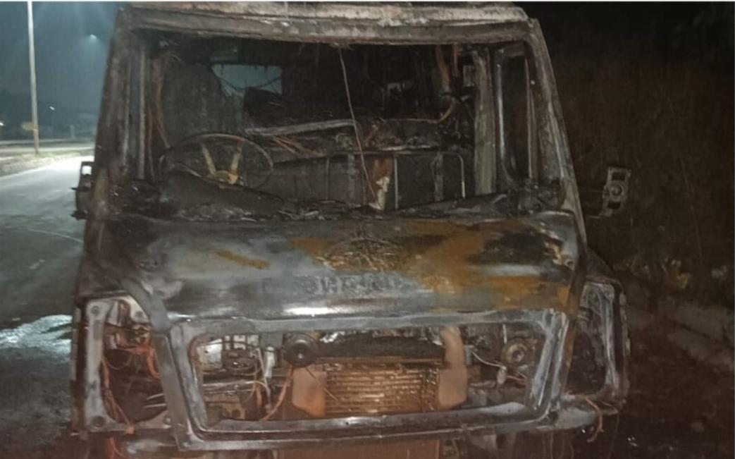 You are currently viewing रुग्णाला सावंतवाडीतून बांबुळीत घेवून जाणारी १०८ रुग्णवाहिका वाटेतच पेटली…