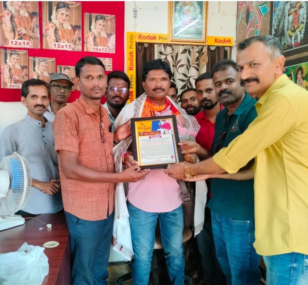 You are currently viewing पखवाज अलंकार पदवी मिळाल्या बद्दल महेश परब यांचा सत्कार