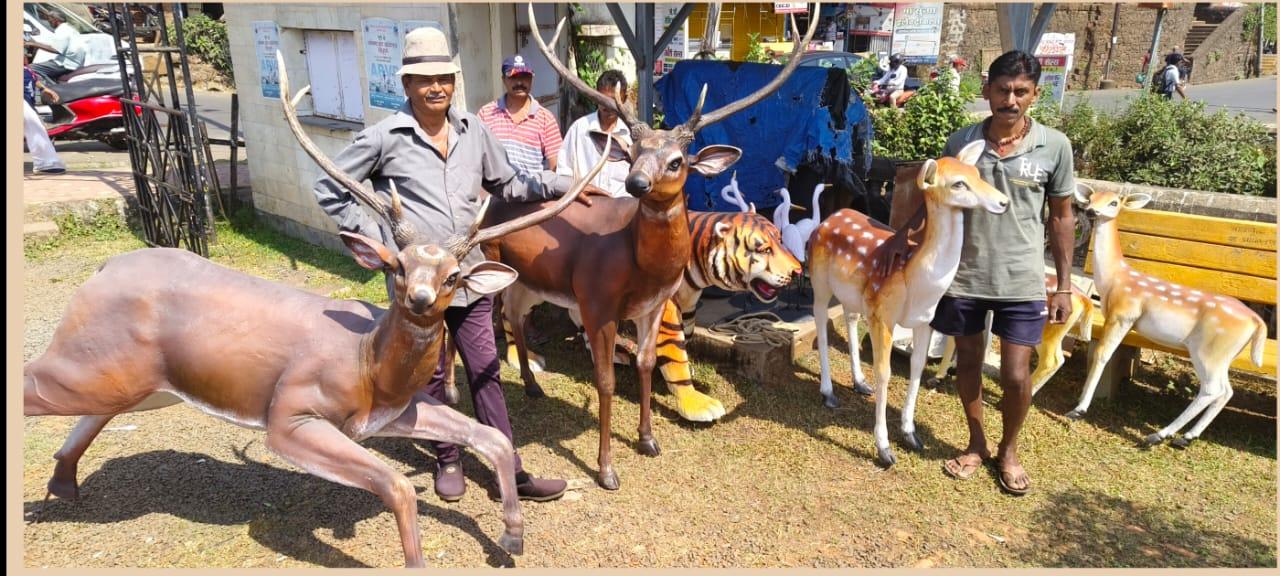 You are currently viewing मोती तलाव लगत असलेल्या नाल्यामध्ये वन्यजीव कृत्रिम प्राणी बसवण्याचे काम हाती