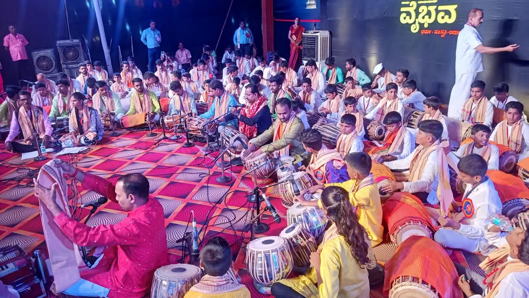 You are currently viewing पखवाज अलंकार श्री महेश सावंत (कुडाळ – आंदुर्ले ) श्री जगन्नाथ संगीत विद्यालय तर्फे पखवाज शिवतांडव आणि भजनारंग कार्यक्रम सादर