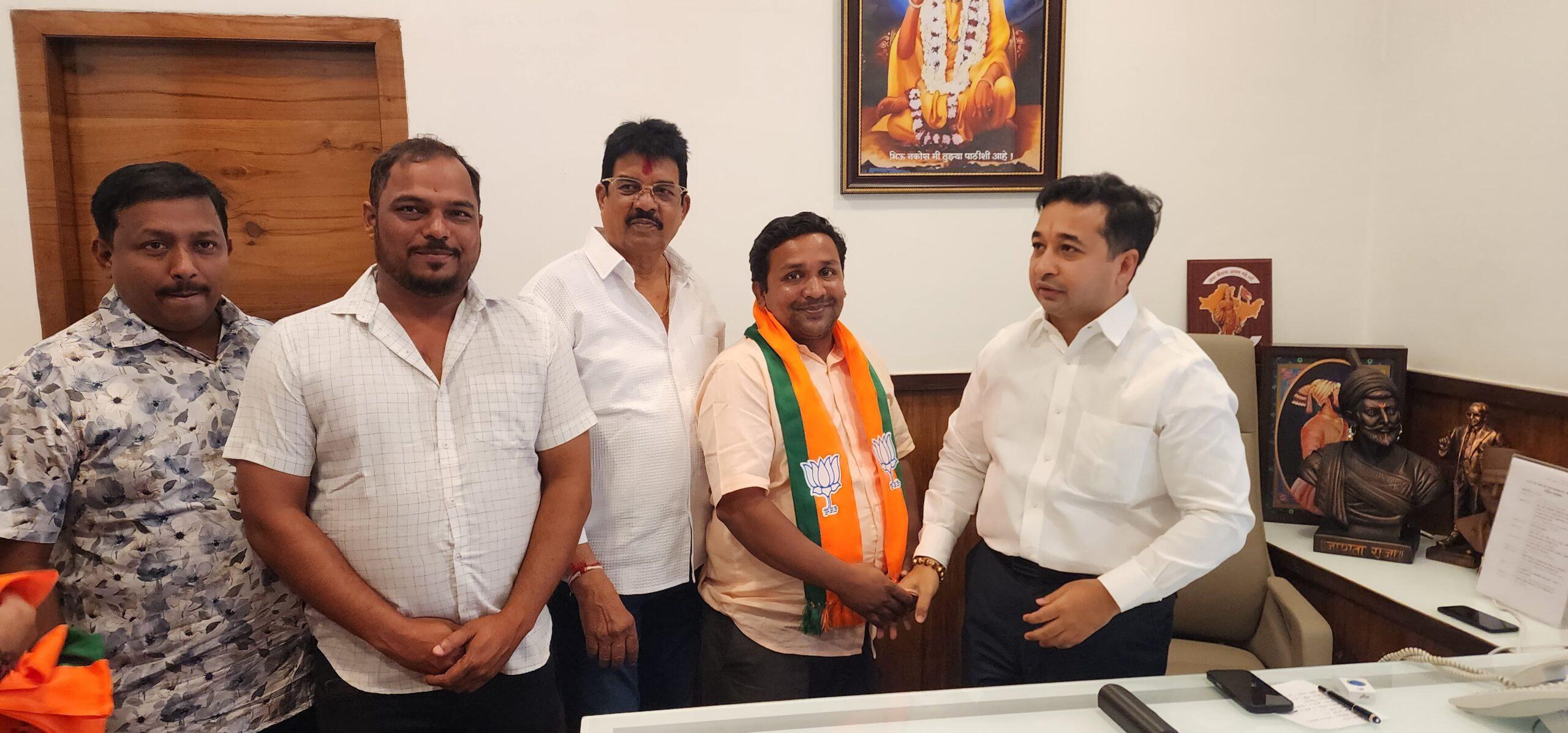 You are currently viewing नगरसेवक रोहन खेडेकर भाजपात दाखल