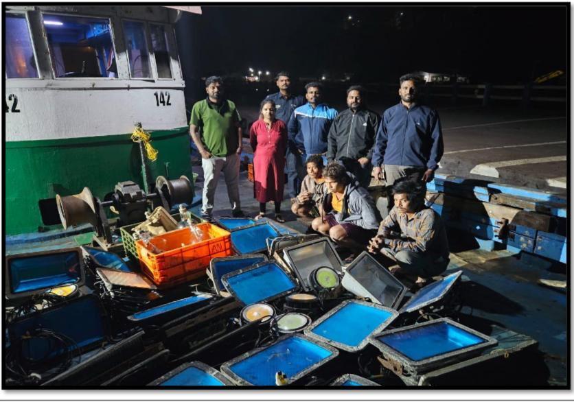 You are currently viewing जयगड येथे एल.ई. डी. नौकेवर कारवाई