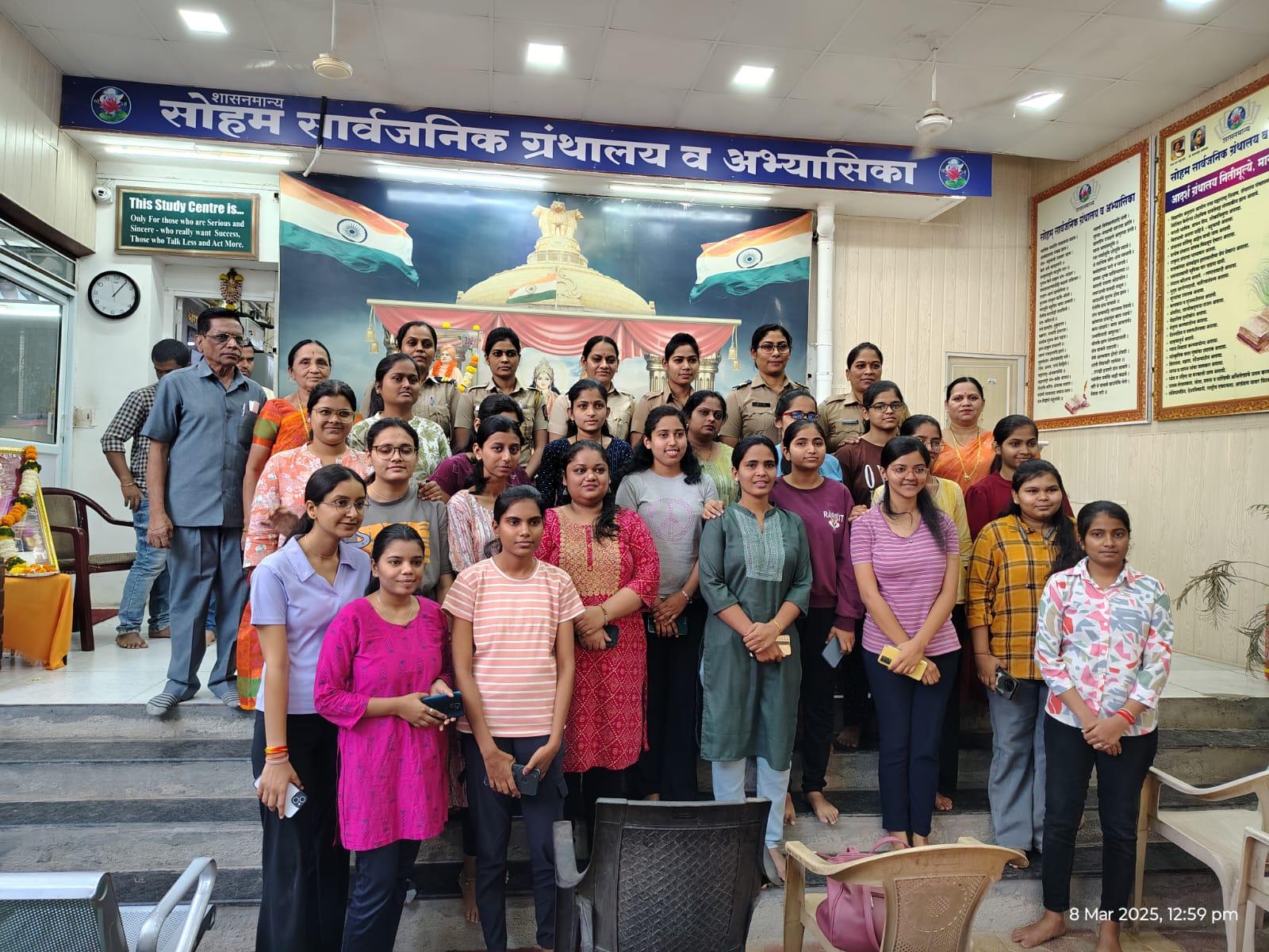 You are currently viewing महिला दिनानिमित्त सोहम् ग्रंथालयाच्या वतीने महिला पोलीस सन्मानित