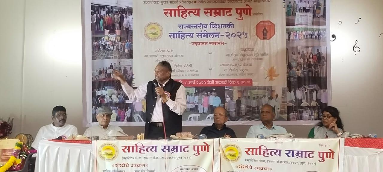 You are currently viewing साहित्यिकानी लेखनाद्वारे विद्रुपी समाजाचे आणि संस्कृतीचे शुद्धीकरण करावे ः श्रीपाल सबनीस.