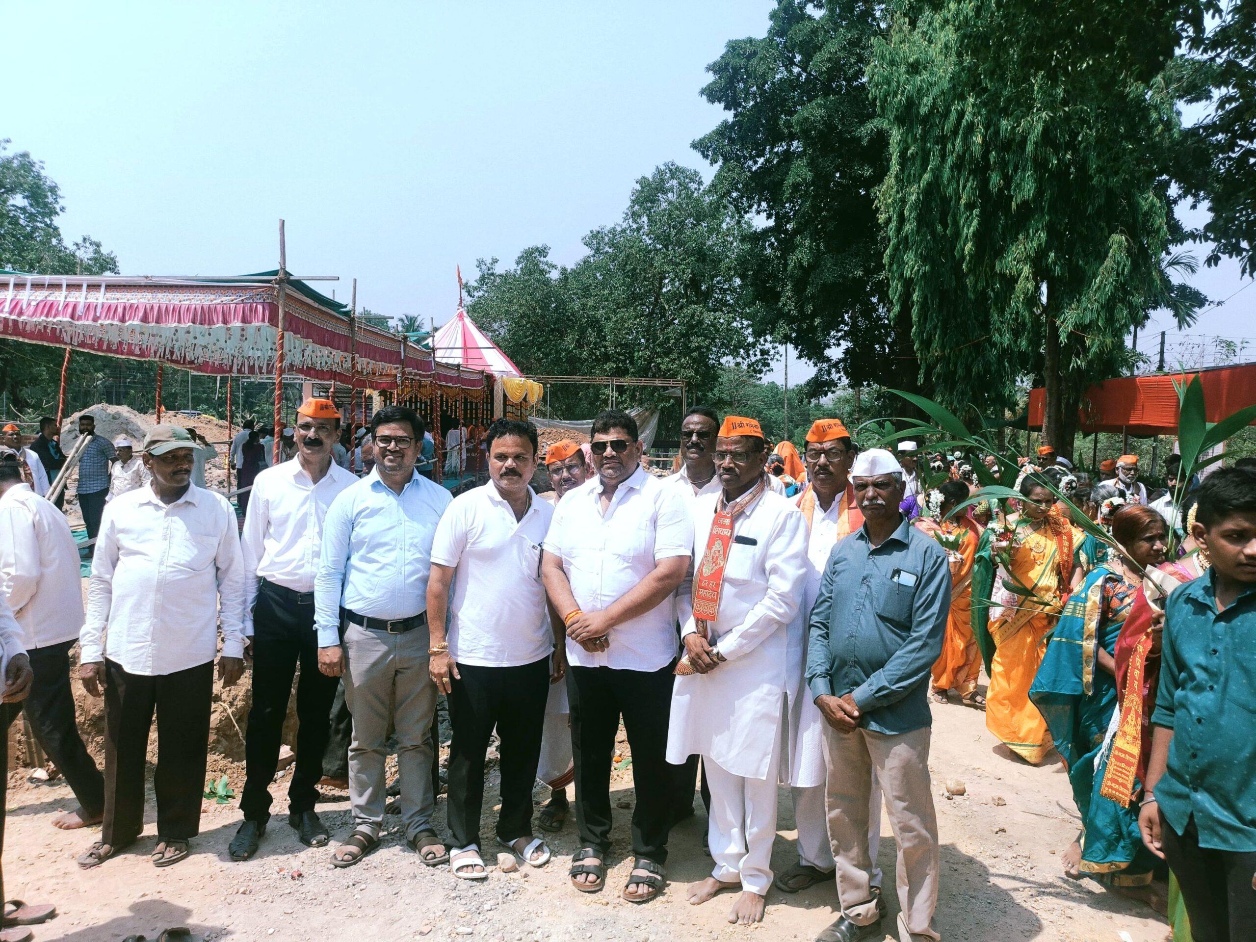 You are currently viewing भिरवंडे येथील श्री देव रामेश्वर मंदिर पुनर्बांधणी कोनशिला पूजन पायाभरणी समारंभास माजी आमदार वैभव नाईक राहिले उपस्थित