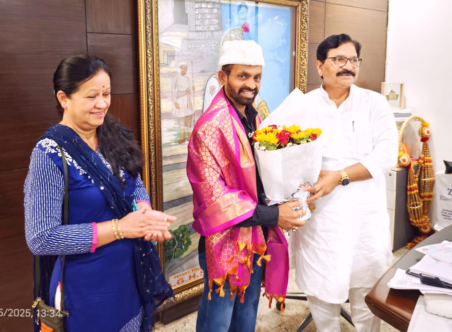 You are currently viewing वयाच्या ६१ व्या वर्षी ॲड. भाई मिर्लेकर यांनी मिळविली एम ए पदव्युत्तर पदवी