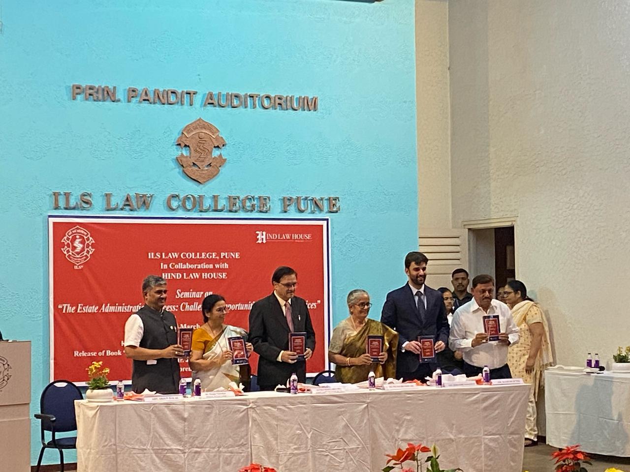 You are currently viewing ‘वारस प्रमाणपत्र’ संदर्भ ग्रंथाचे / पुस्तकाचे न्यायमूर्ती अभय ओक यांच्या हस्ते प्रकाशन संपन्न