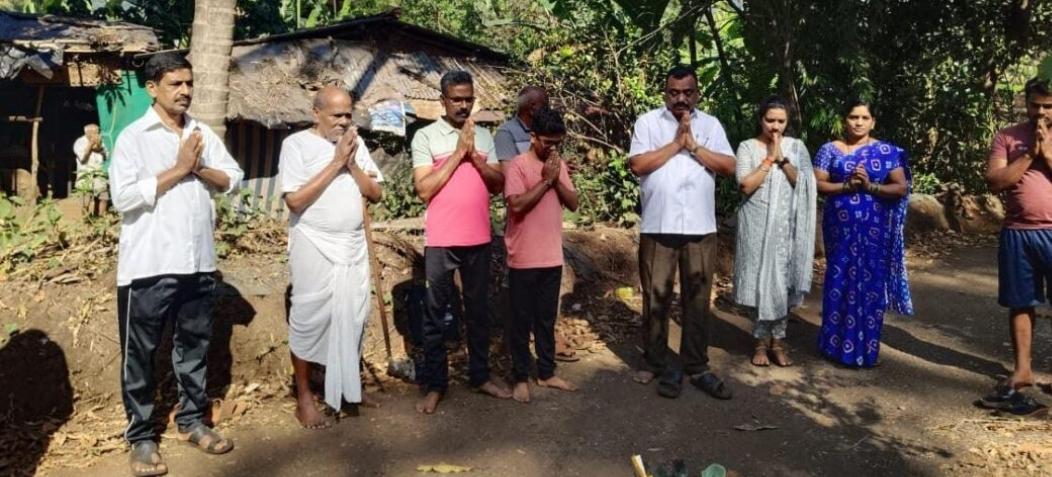 You are currently viewing झोळंबे रस्त्याच्या कामाचे गणेशप्रसाद गवस यांच्या हस्ते भूमिपूजन…