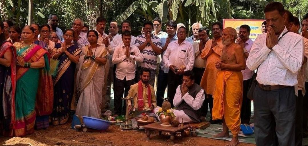 You are currently viewing एकमुखी दत्तमंदिराच्या भक्त निवासाचे दीपक केसरकरांच्या हस्ते भूमिपूजन…