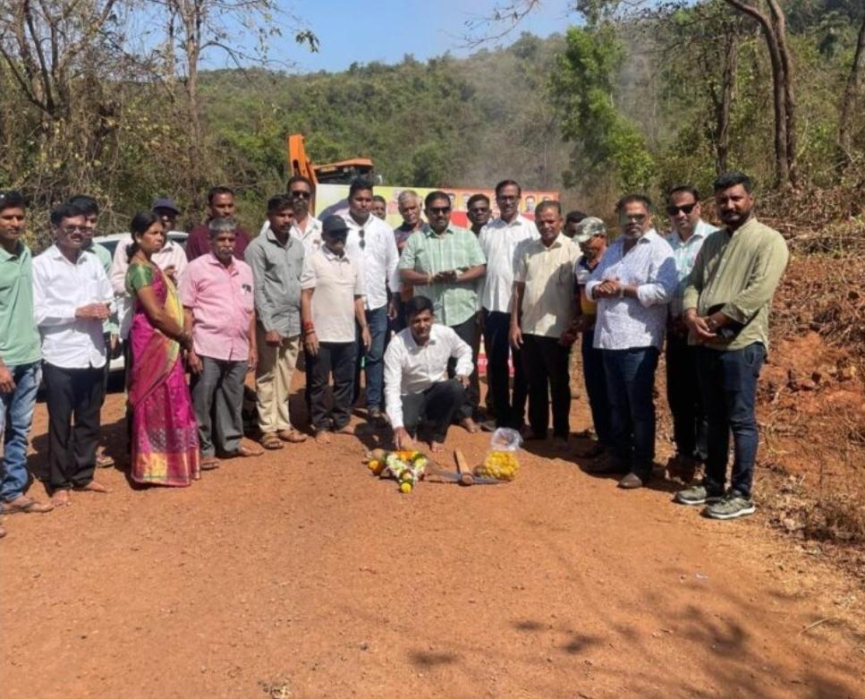 You are currently viewing नितेश राणे यांच्या माध्यमातून ग्रामसडक रस्त्याचे भूमिपूजन…