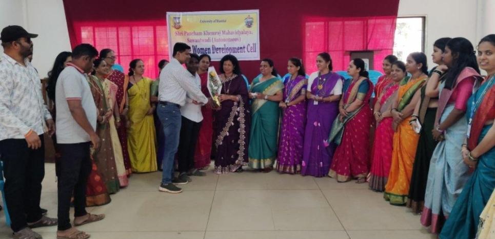 You are currently viewing महीला दिनाचे औचित्य साधुन मनसेने सावंतवाडी उपजिल्हा रूग्णालय, महाविद्यालय आणि पोलीस स्टेशनला जाऊन महीलांना पुष्पगुष्छ देऊन महीलांचा सन्मान केला