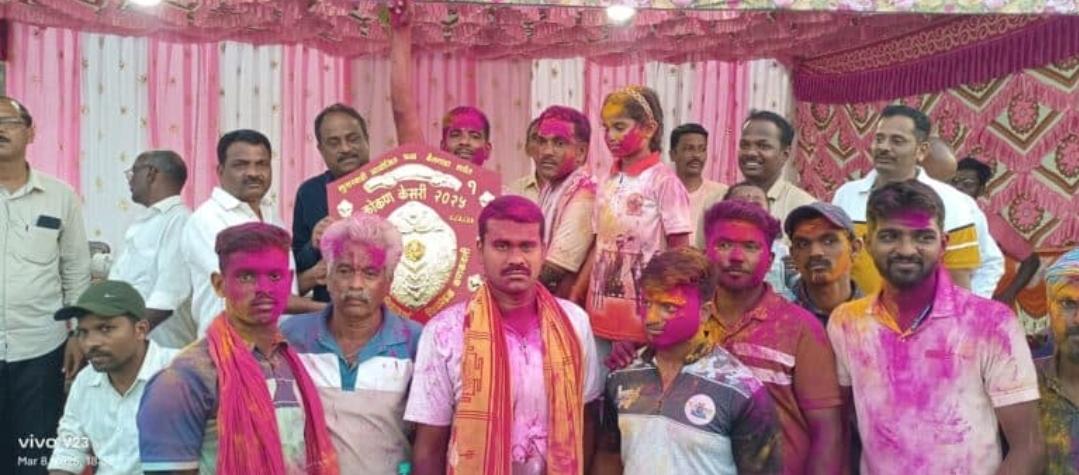 You are currently viewing कणकवलीतील राज्यस्तरीय बैलगाडी स्पर्धेत प्रशांत अपराज यांची बैलजोडी प्रथम…