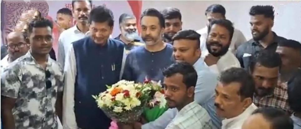 You are currently viewing न्हावेली उपसरपंच अक्षय पार्सेकर यांचा सहकाऱ्यांसह शिवसेनेत प्रवेश