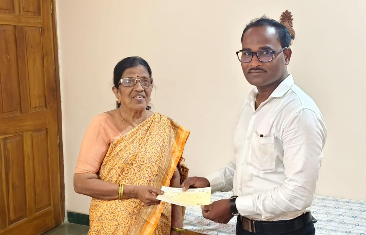 You are currently viewing कै.प्रभाकर वासुदेव आराबेकर यांच्या स्मरणार्थ हॉस्पिटल रुग्णपोयोगी वस्तूंकरिता श्रीमती सुमेधा आराबेकर यांच्या कडून 35 हजाराचा धनादेश